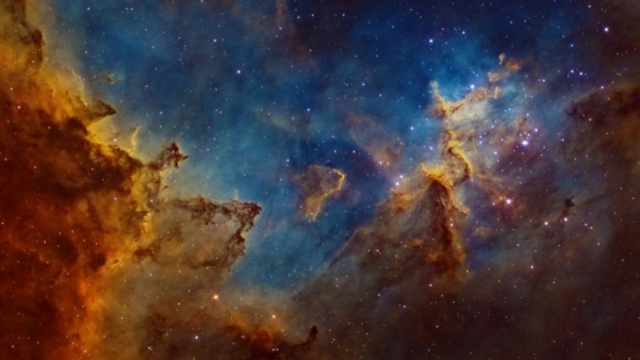 <p>A 7.500 anos-luz de distância da Terra se localiza a Nebulosa do Coração, uma vasta região de gases brilhantes energizados por um conjunto de  estrelas jovens em seu centro. A imagem destaca a região central, onde as nuvens de poeira são moldadas pela radiação cósmica</p>