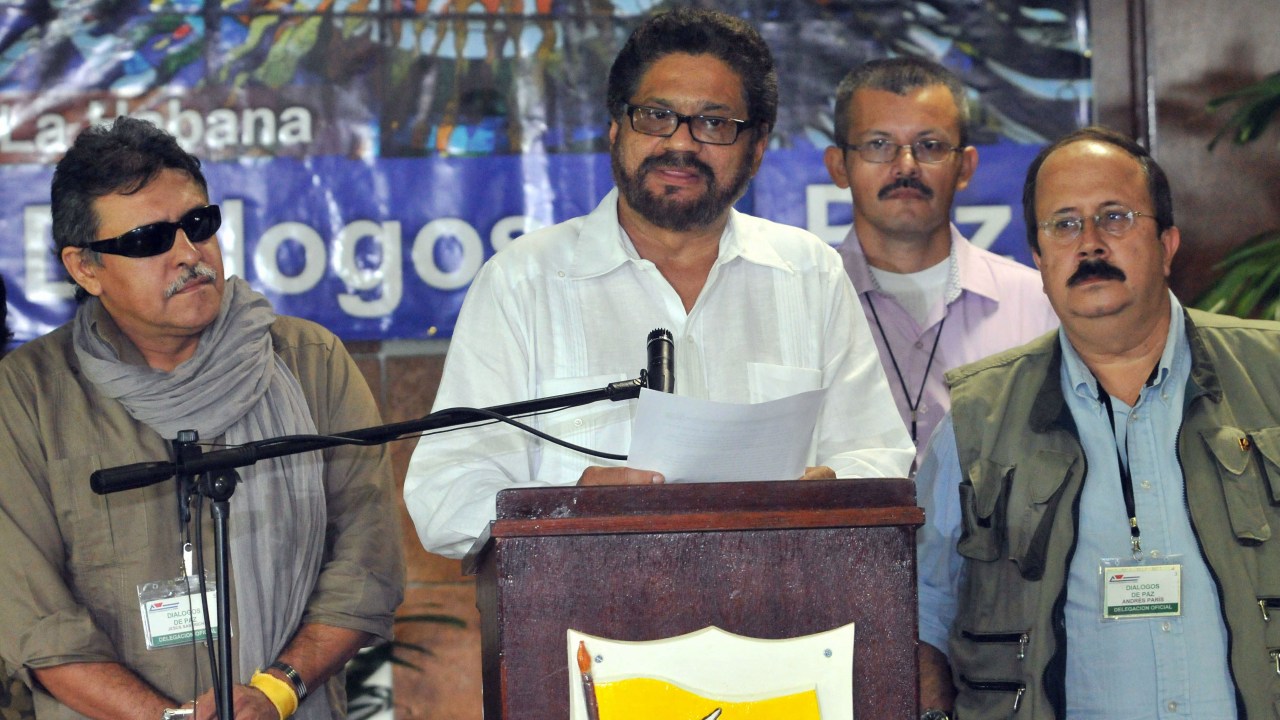 Iván Márquez (ao centro) e outros negociadores das Farc falam após encontro com representantes do governo colombiano em Havana, Cuba
