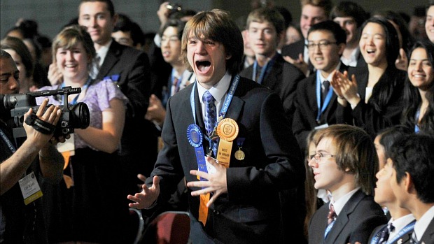 Jack Andraka, aluno do ensino médio, recebeu o primeiro prêmio da maior feira de ciências do mundo, organizada pela Intel. O jovem desenvolveu um teste para diagnosticar precocemente três tipos de câncer, incluindo um dos mais letais: o de pâncreas