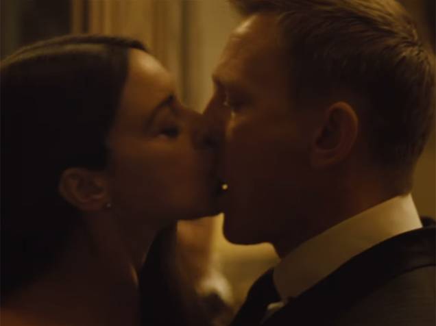 James Bond (Daniel Craig) e Lucia Siarra (Monica Bellucci)
