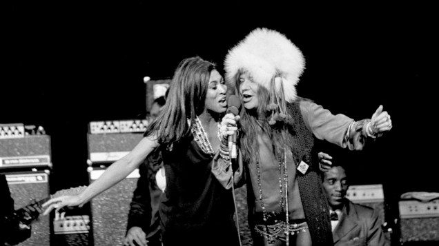 Janis Joplin divide o vocal com Tina Turner durante apresentação nos anos 1960