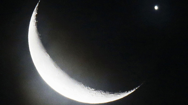Eclipse raro mostra Vênus e Lua crescente no Japão