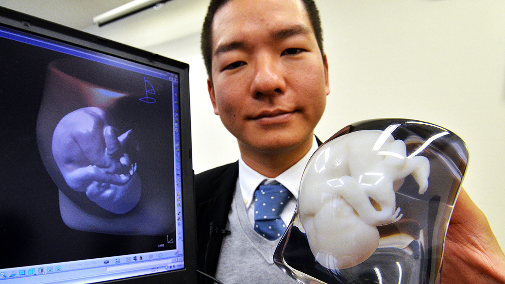 Foto, tirada em 26 de novembro de 2012, mostra Tomohiro Kinoshita, funcionário da Fasotec, com réplica tridimensional de um feto de nove meses