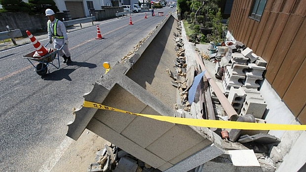 Muro derrubado na ilha de Awaji: terremoto provocou pequenos danos na regiçao costeira do Japão
