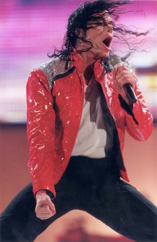 Michael Jackson se apresenta em Londres em 1988 usando uma jaqueta de nailon