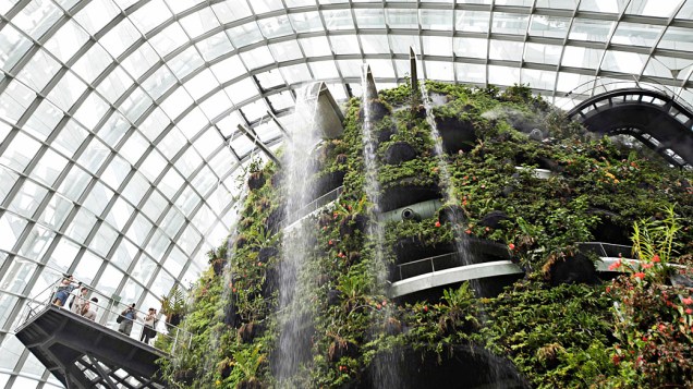 Visitantes observam cachoeiras dentro de estufa fria no "Gardens by the Bay" em Singapura