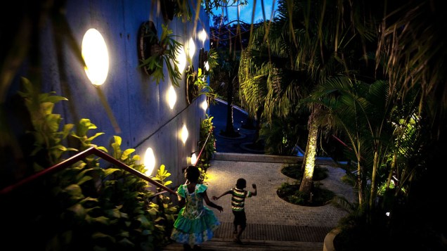 Crianças brincam durante o show de luzes e som do "Gardens by the Bay" em Singapura