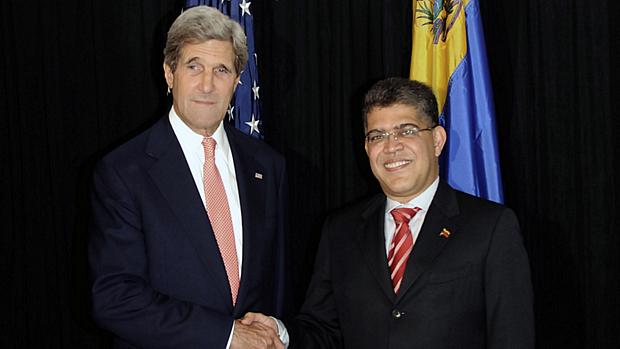 O Secretário de Estado americano, John Kerry, com o ministro de Relações Exteriores da Venezuela, Elías Jaua, após reunião bilateral
