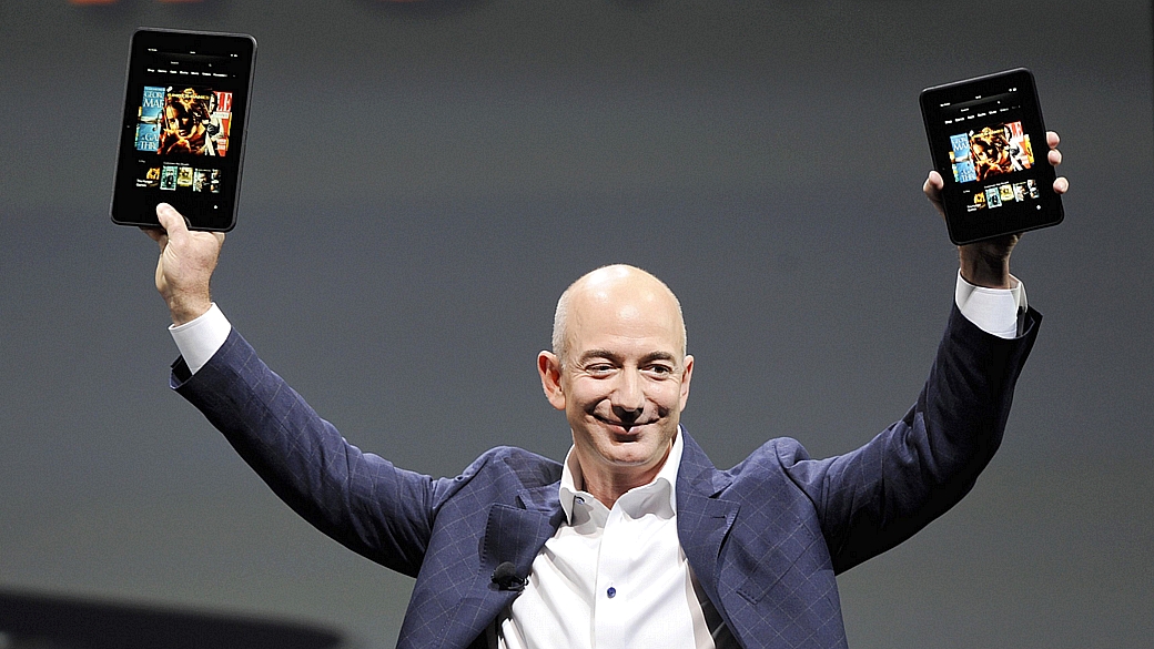 Jeff Bezos, CEO da Amazon, segura os novos Kindle Fire HD 7" e HD 8,9"