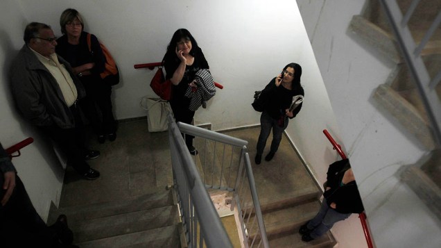 Israelenses se protegem em hospital após ouvirem sirenes de alerta, em Jerusalém
