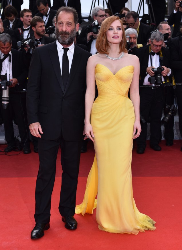 Jessica Chastain apostou no amarelo aberto para o vestido assinado pela grife Armani Prive. O look desfilado em Cannes fica completo com o colar de diamantes