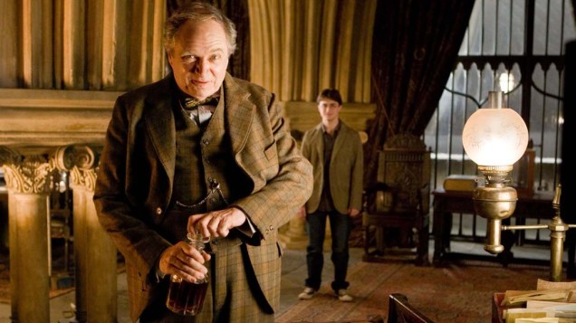 Jim Broadbent é o vaidoso professor de poções Horácio Slughorn. Vencedor do Oscar de melhor ator coadjuvante em 2002, pelo filme Iris, Broadbent entrou para o elenco da saga no sexto filme, <em>Harry Potter e o Enigma do Príncipe</em>, e volta na parte final de <em>Harry Potter e as Relíquias da Morte</em>.