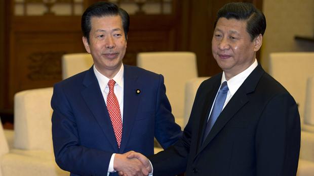 O futuro presidente chinês (dir), Xi Jiping, se encontra com legislador japonês