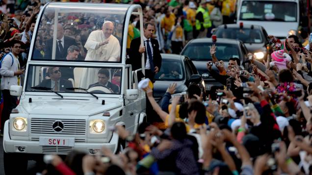 Papa Francisco acena para fiéis na praia de Copacabana, durante a Jornada Mundial da Juventude (JMJ), 26/07/2013