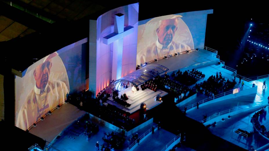 Papa Francisco no palco em Copacabana onde acontecerá a encenação da morte de Jesus Cristo, a Via Sacra