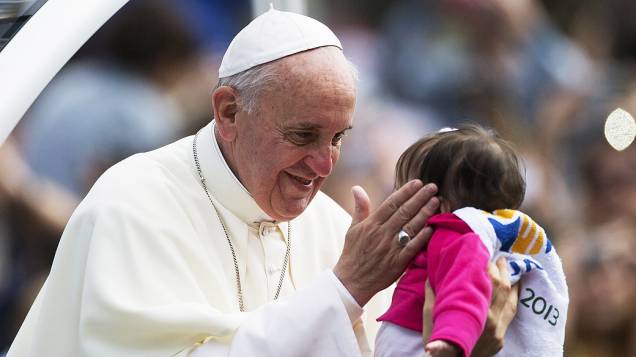 Papa Francisco beija crianças durante trajeto até o Palácio São Joaquim
