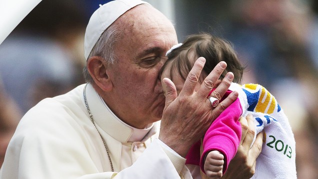 Papa Francisco beija crianças durante trajeto até o Palácio São Joaquim