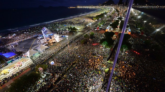 Milhares de jovens se reúnem em Copacabana icônico do Rio de Janeiro à beira-mar no Dia Mundial da Juventude