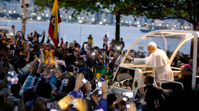Papa cumprimenta os fiéis em Copacabana