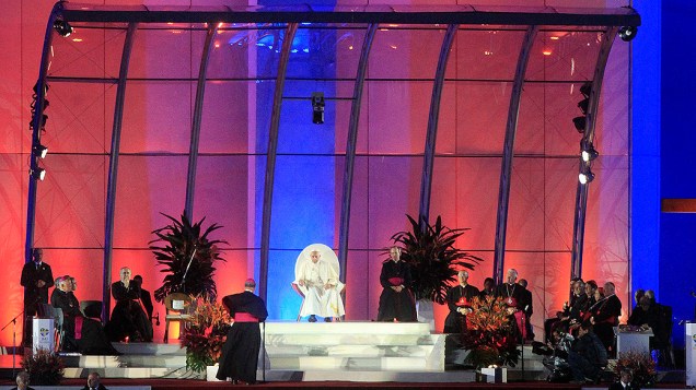 Papa Francisco senta no palco enquanto presidia o Dia Mundial da Juventude da Igreja Católica na praia de Copacabana, no Rio de Janeiro