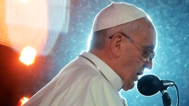 Papa Francisco no palco, enquanto presidia o Dia Mundial da Juventude da Igreja Católica na praia de Copacabana,
