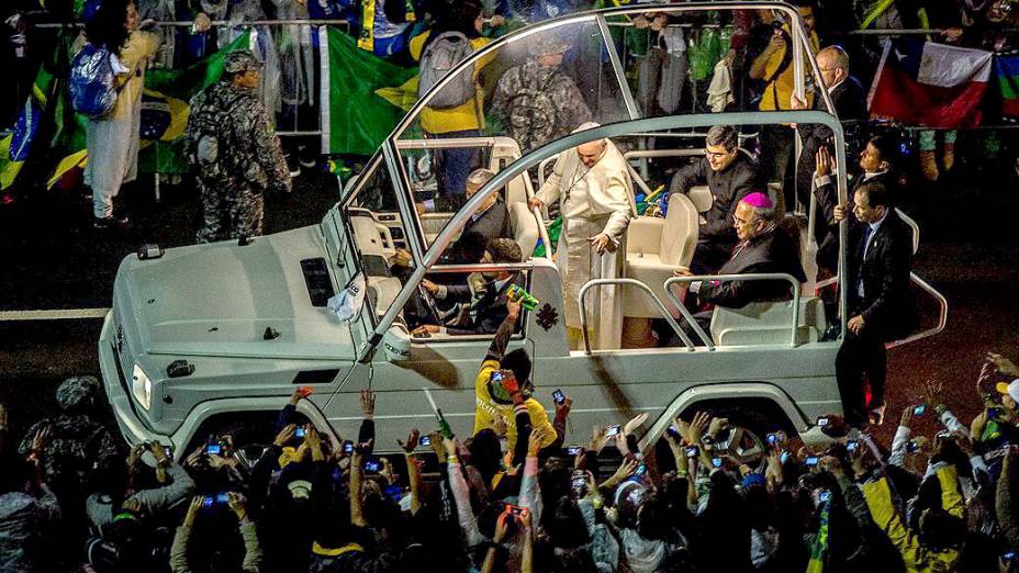 Papa acena para fiéis durante passagem por Copacabana