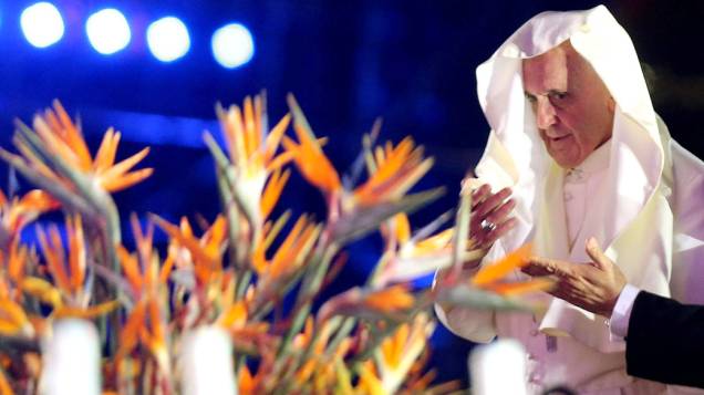 Papa Francisco no palco, enquanto presidia o Dia Mundial da Juventude da Igreja Católica na praia de Copacabana,