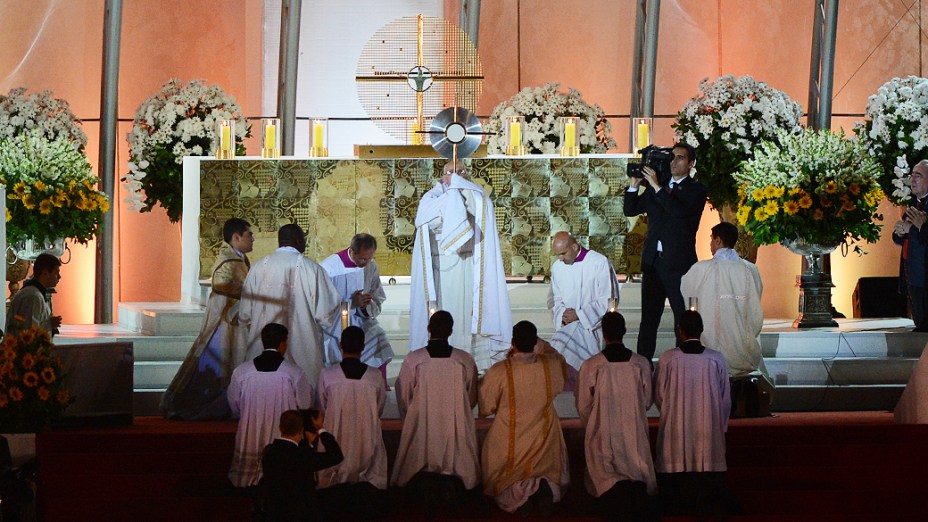 Papa Francisco abençoa os peregrinos durante a vigília na praia de Copacabana