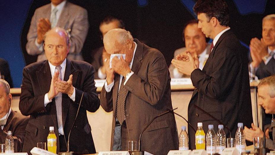 João Havelange ao deixar a presidência da Fifa, em congresso da entidade, na França, em 1998; ao seu lado, Joseph Blatter, que era secretário-geral em sua gestão