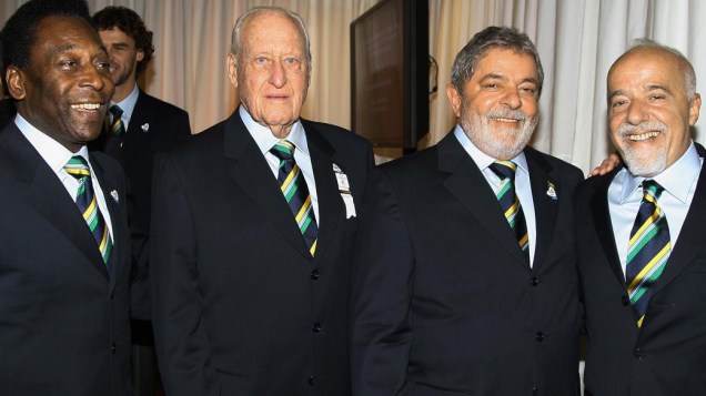Pelé, João Havelange, Luiz Inácio Lula da Silva e Paulo Coelho comemoram a escolha do Rio para sediar os Jogos Olímpicos de 2016