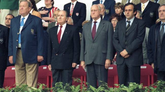 João Havelange entre os dirigentes Michel Platini, Joseph Blatter e Lennart Johansson, na Copa da França, em 1998