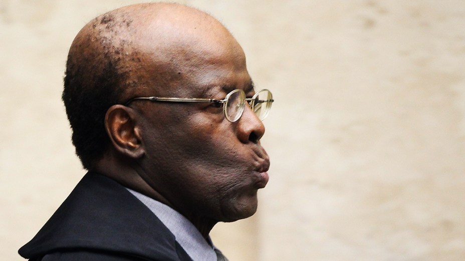 O presidente do Supremo Tribunal Federal (STF), ministro Joaquim Barbosa, durante análise dos recursos apresentados pelas defesas dos 25 réus condenados pela corte, os chamados embargos, nesta quinta-feira (12)