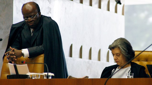 O ministro e relator Joaquim Barbosa no plenário do Supremo Tribunal Federal (STF), em Brasília, durante a 24ª sessão de julgamento do processo do mensalão, nesta segunda-feira (17)
