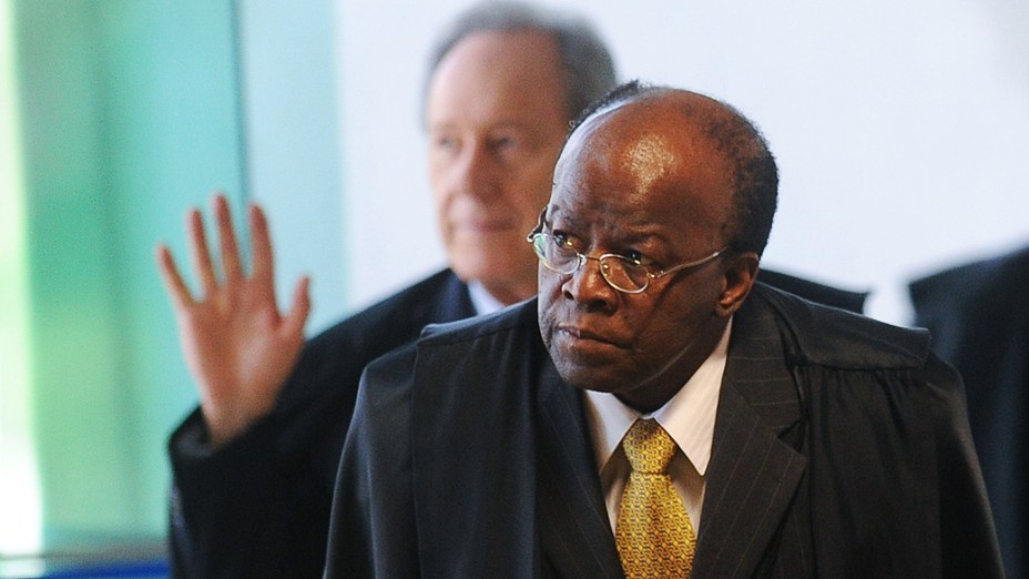 O ministro e relator Joaquim Barbosa no plenário do Supremo Tribunal Federal (STF), em Brasília, durante a 24ª sessão de julgamento do processo do mensalão, nesta segunda-feira (17)