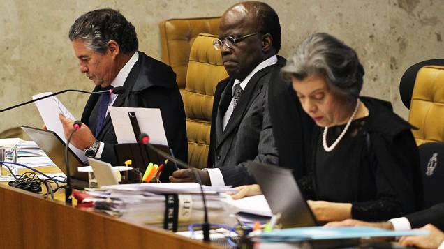 Ministro Joaquim Barbosa, relator, durante o julgamento do mensalão, em 12/11/2012