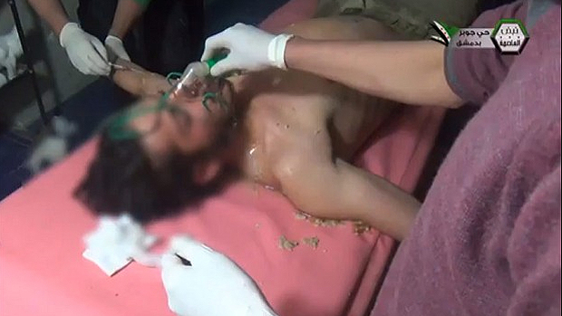 Imagem mostra frame do vídeo em que um homem recebe atendimento médico após um suposto ataque químico em Damasco, na Síria