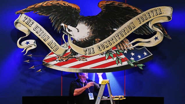 Homem arruma cenário para debate entre o democrata Joe Biden e o republicano Paul Ryan, nos EUA, em 11/10/2012
