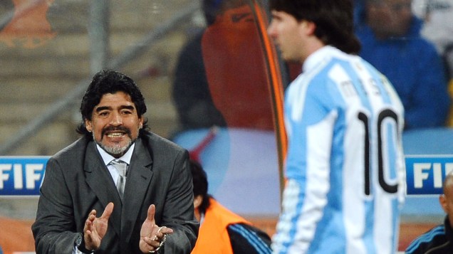 O técnico argentino Diego Maradona da instruções ao jogador Lionel Messi, durante partida da Copa do Mundo, em 2010
