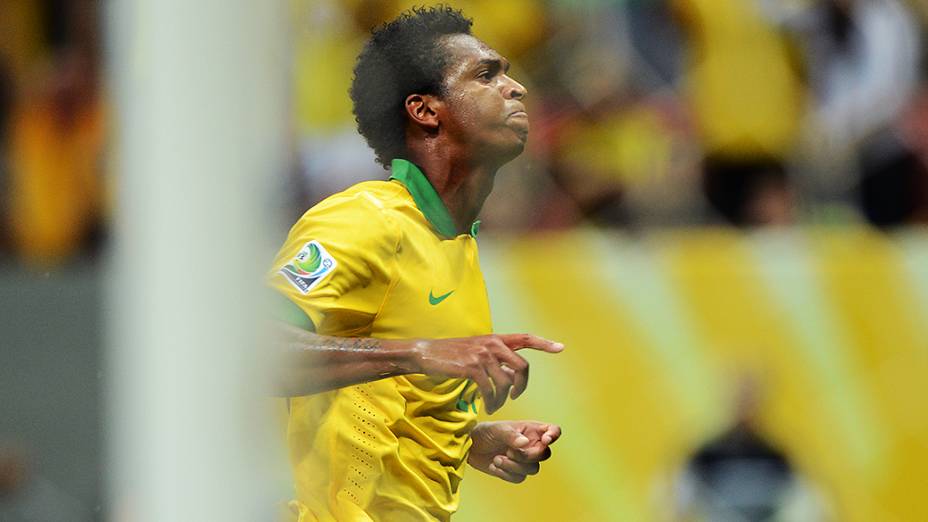 Jô comemora terceiro gol durante vitória do Brasil contra o Japão na Copa das Confederações, em Brasília