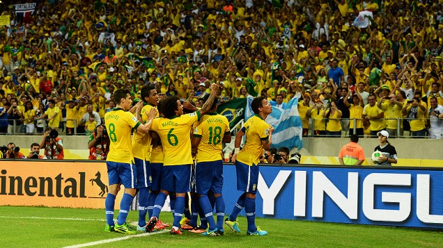 Jogadores do Brasil comemoram o segundo gol contra o México, pela Copa das Confederações em Fortaleza