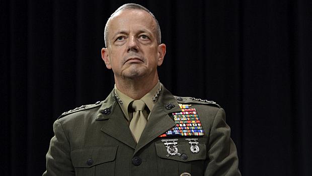 General John Allen, que chefia missão no Afeganistão, teria enviado 'mensagens inapropriadas' à mulher vinculada ao escândalo com o ex-diretor da CIA