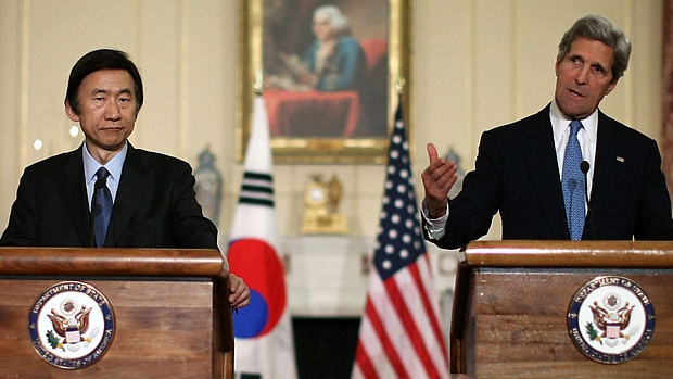 Ao lado do chanceler sul-coreano, John Kerry prometeu defender os aliados dos EUA na Ásia
