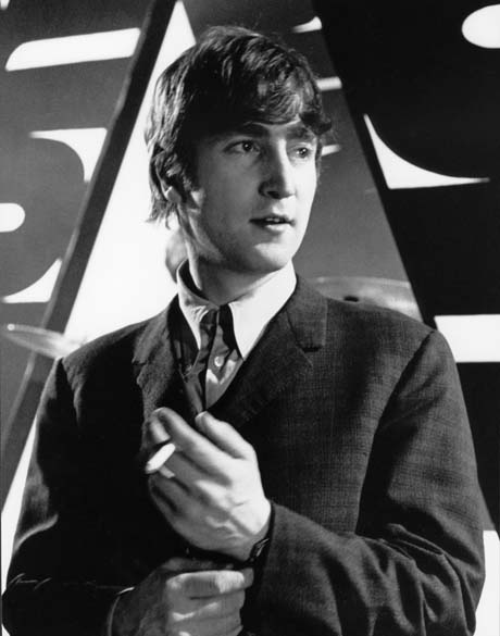 John Lennon, durante apresentação com os Beatles nos Estúdios de Televisão Alpha em Birmingham, na Inglaterra, em dezembro de 1963