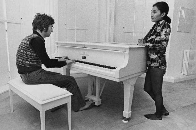 John Lennon com Yoko Ono durante as gravações do filme <em>Imagine</em> em 1971