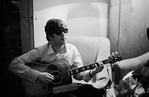 John Lennon em hotel parisiense em janeiro de 1964