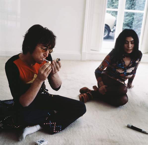 John Lennon e Yoko Ono em sua casa em Ascot, Inglaterra, em 1974