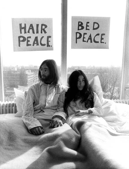John Lennon e Yoko Ono pedem paz na suíte presidencial do Hotel Hilton na Holanda, em março de 1969