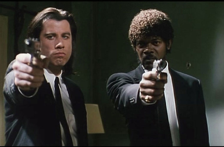 Pulp Fiction - Tempo de Violência foi dirigido por Quentin Tarantino em 1994. Travolta é um mafioso obrigado a fazer uma cobrança a mando de seu chefe.