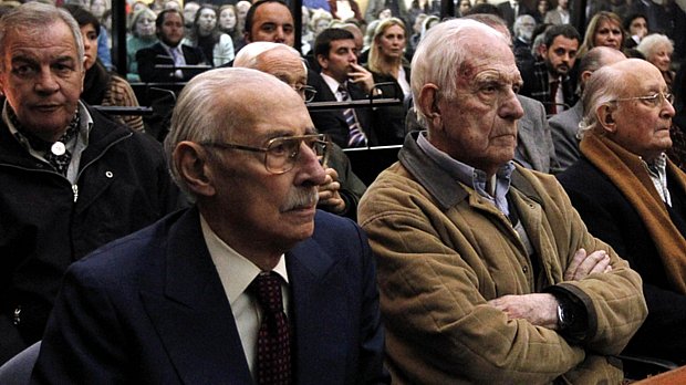Os ex-ditadores argentinos Jorge Videla e Reynaldo Bignone