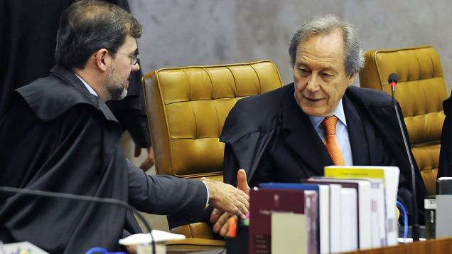 Os ministros José Antonio Dias Tófolli e Ricardo Lewandowski durante retomada, pelo Supremo Tribunal Federal (STF), do julgamento do mensalão, em 18/10/2012